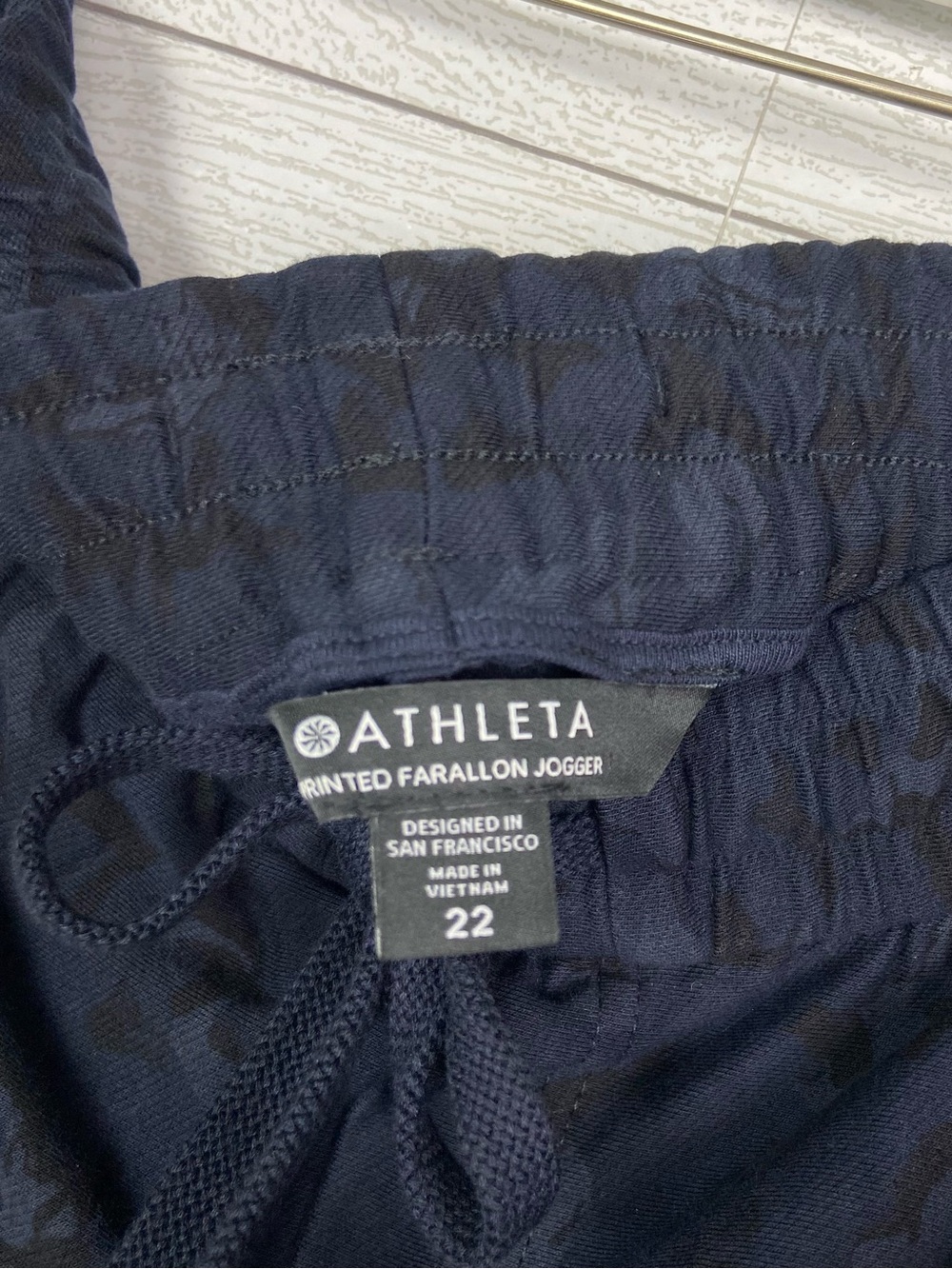 NWT ATHLETA Farallon Jogger Pants Navy Blue Camo 22 Plus New - Picture 4 of 10